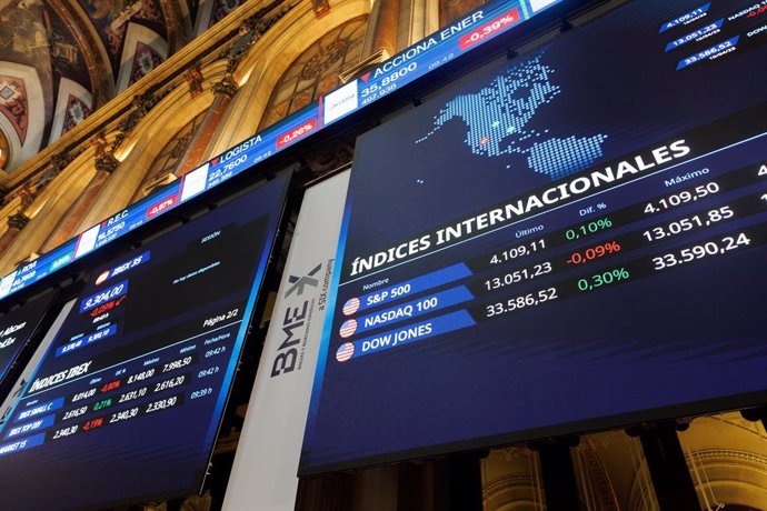 Un panel del IBEX 35 en el Palacio de la Bolsa de Madrid, a 11 de abril de 2023, en Madrid (España). El Ibex 35 ha iniciado la sesión de hoy con una subida del 0,51%, hasta los 9.359 puntos, tras el parón de Semana Santa, en una jornada en la que los in