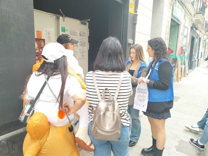 Mediadores en una despedida en Ruzafa