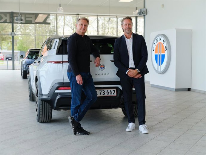 El presidente y consejero delegado de Fisker, Henrik Fisker (izquierda), entregandole al primer cliente su Fisker Ocean SUV en el Fisker Center+ de Copenhague.