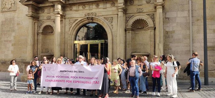 Concentración matronas del SERIS frente al Parlamento de La Rioja