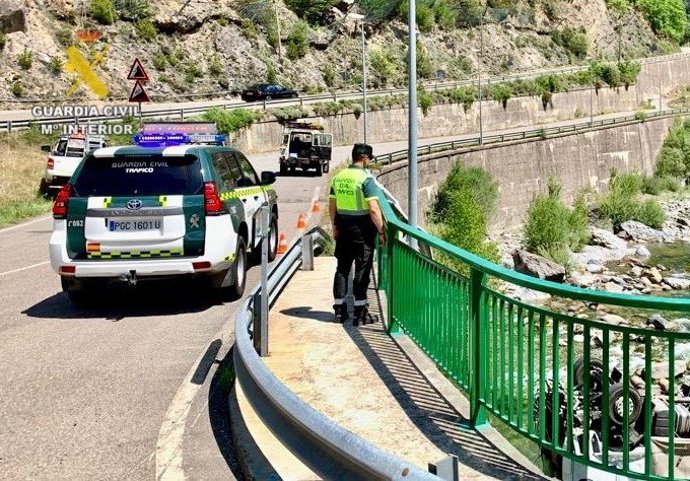 Fallece el conductor de un camión al salirse la vía y caer al río Cinca, en Plan (Huesca)