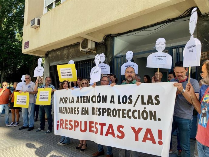 Concentración de los trabajadores del Servicio de Protección de Menores de la Junta en Córdoba.