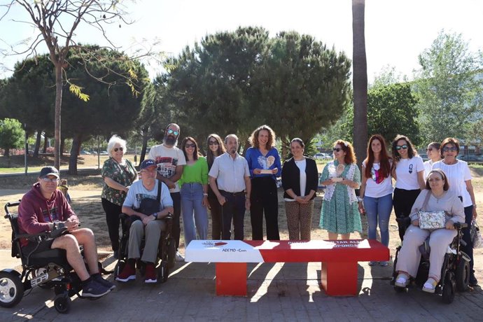Banco dedicado a dar visibilidad a la Asociación de Esclerosis Múltiple Onubense (Ademo).