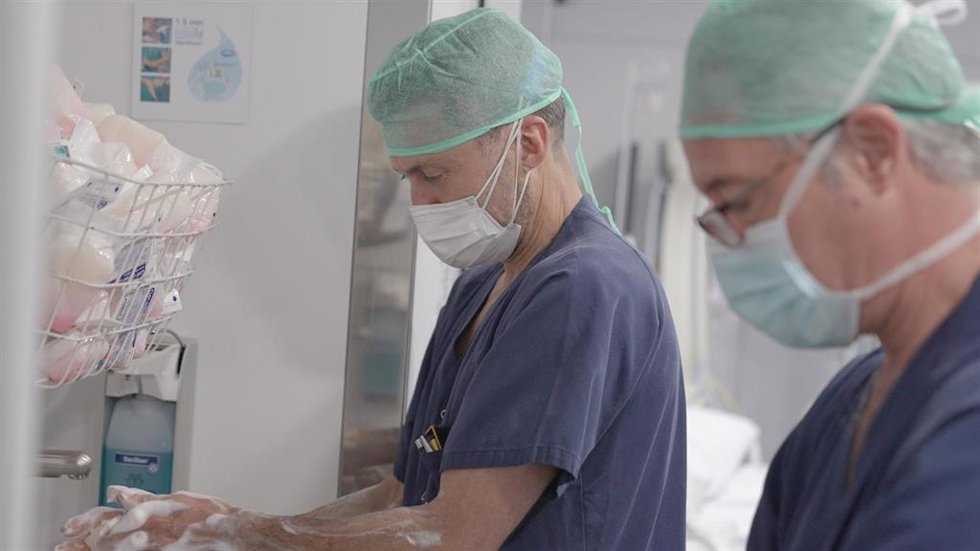 Los doctores Lanzón y Colmenarejo, de Quirónsalud Zaragoza.