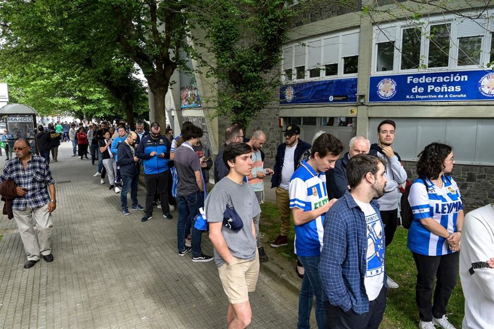 Aficionados del Deportivo de La Coruña en el exterior de Riazor donde se instalará la capilla ardiente de Arsenio Iglesias