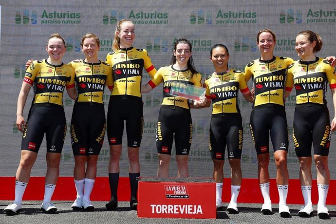 Imágenes de la promoción de la marca Asturias Paraíso Natural en etapas anteriores de La Vuelta Femenina.
