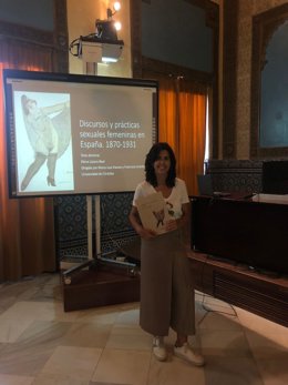 Elena Lázaro, tras defender su tesis doctoral.