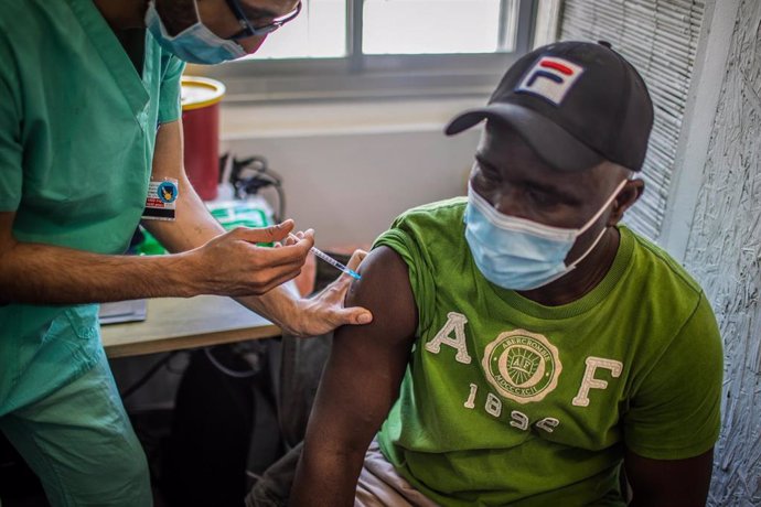 Archivo - 09 February 2021, Israel, Tel Aviv: A man receives his dose of the COVID-19 vaccine during a campaign to vaccinate foreign workers and refugees against coronavirus at the vaccination centre of the Tel Aviv Sourasky Medical Centre. 