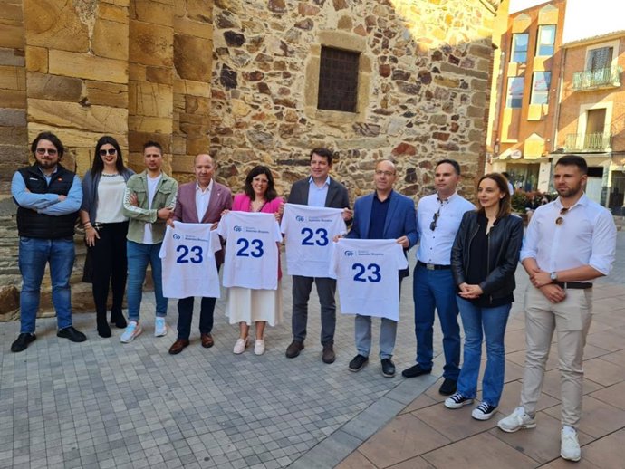 Foto de familia del presidente del PP de Castilla y León, Alfonso Fernández Mañueco, con los representantes del partido en Zamora y en Benavente.