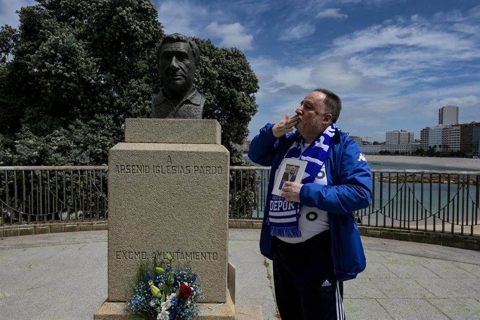 Un seguidor del Deportivo de La Coruña junto a la estatua del entrenador Arsenio Iglesias