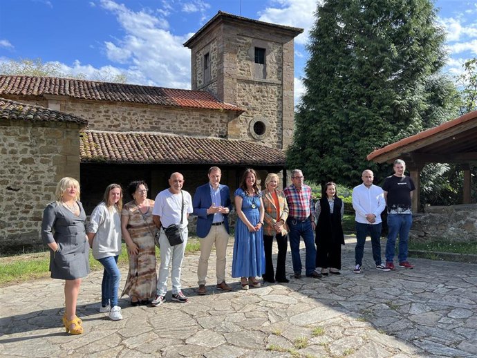 Adrián Pumares junto a los miembros de la candidatura de Foro Mieres.