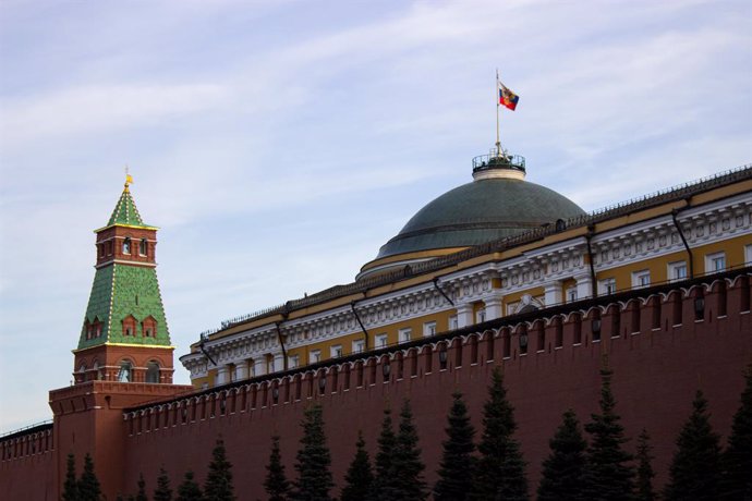 Archivo - May 20, 2022, Moscow, Russia: The Russian tricolor flag is seen on top of the Kremlin Senate located inside the Kremlin Wall.
