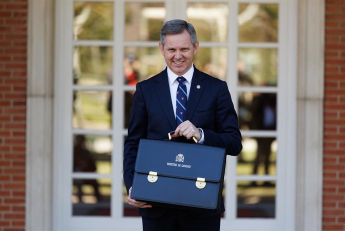Archivo - El nuevo ministro de Sanidad, José Miñones, posa con su cartera a su llegada a la reunión del Consejo de Ministros, en el Palacio de La Moncloa, a 28 de marzo de 2023, en Madrid (España). Los nuevos cargos han jurado su cargo en un acto en el 