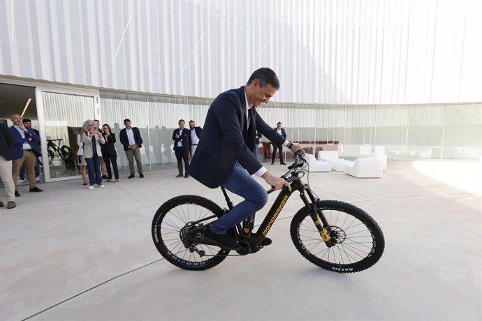 El presidente del Gobierno, Pedro Sánchez, durante una visita a las instalaciones de la fábrica de bicicletas Mondraker, en el polígono Torrellano, a 5 de mayo de 2023, en Elche, Alicante, Comunidad Valenciana (España). La marca de bicicletas Mondraker 