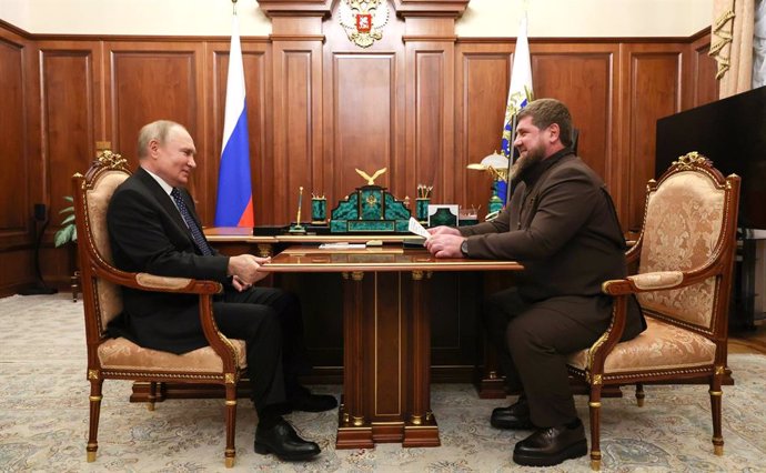 Archivo - HANDOUT - 13 March 2023, Russia, Moscow: Russian President Vladimir Putin (L)meets with Chechnya's regional leader Ramzan Kadyrov at the Kremlin. Photo: -/Kremlin/dpa - ATTENTION: editorial use only and only if the credit mentioned above is r
