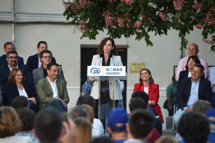La presidenta de la Comunidad de Madrid y presidenta del Partido Popular de Madrid, Isabel Díaz Ayuso, participa en un acto de precampaña del Partido Popular, a 5 de mayo de 2023, en Alcalá de Henares, Madrid (España). Durante el acto, que se celebra de