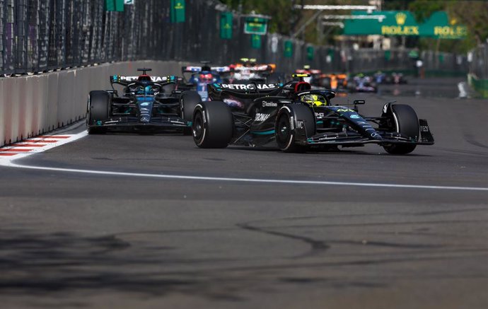 44 HAMILTON Lewis (gbr), Mercedes AMG F1 Team W14, action 63 RUSSELL George (gbr), Mercedes AMG F1 Team W14, action during the Formula 1 Azerbaijan Grand Prix 2023, 4th round of the 2023 Formula One World Championship from April 28 to 30, 2023 on the Ba