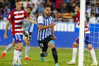 Alavés y Granada firman un tenso empate que beneficia al líder Eibar