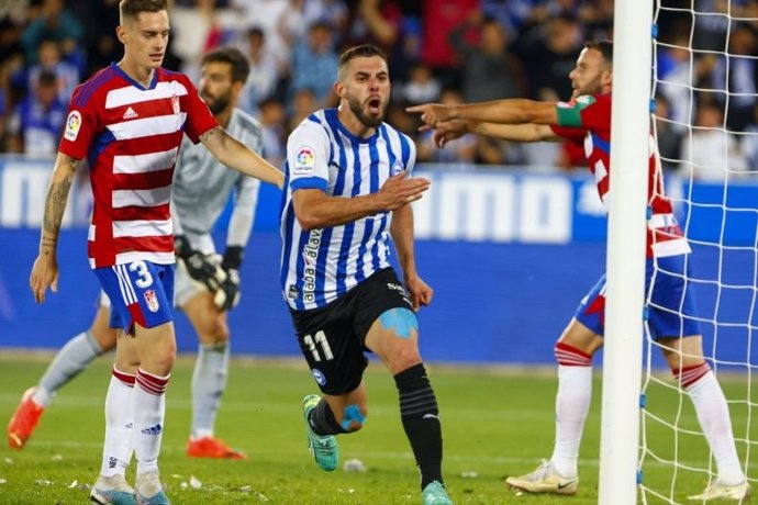 Luis Rioja celebra un gol con el Deportivo Alavés.