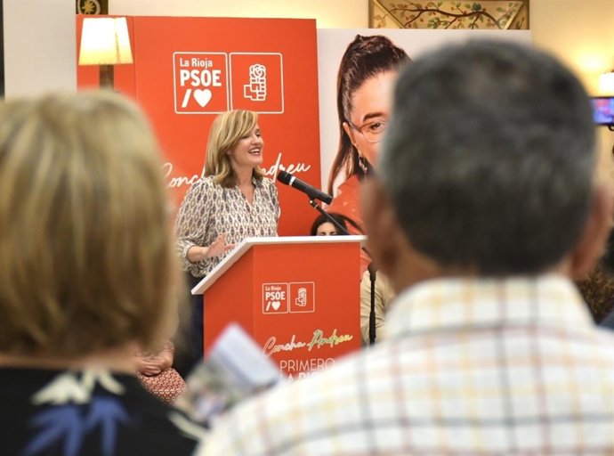 La ministra de Educación y Formación Profesional, y portavoz del PSOE, Pilar Alegría, arropando a la candidata de Calahorra, Elisa Garrido