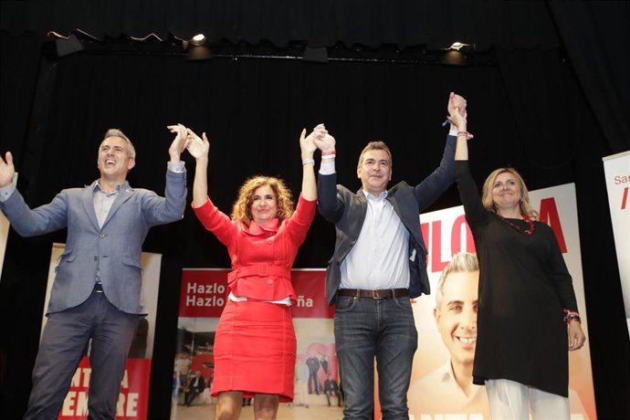La vicesecretaria general del PSOE y ministra de Hacienda, María Jesús Montero, en un acto en Santoña junto al candidato socialista a la Alcaldía, Sergio Abascal, y al cabeza de lista autonómico, Pablo Zuloaga