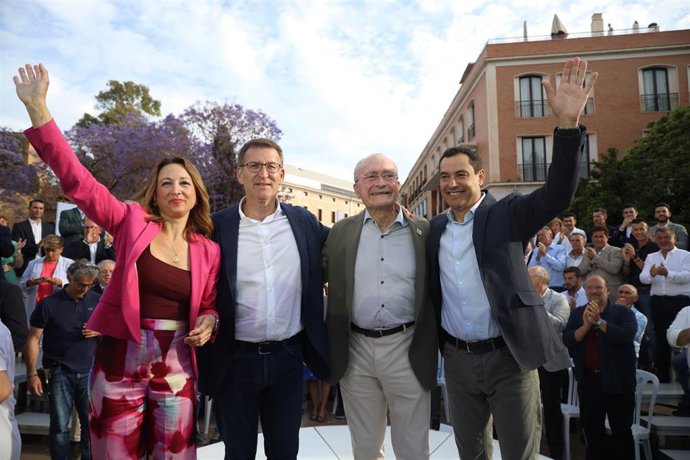 El presidente del PP, Alberto Núñez Feijóo (2i)), y el presidente del PP-A y de la Junta de Andalucía, Juanma Moreno (1d), participan en un acto público junto al alcalde de Málaga  y candidato del PP a la reelección, Francisco de la Torre(2d).