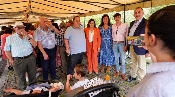 Santiago Mantecón, alcalde de Castañeda fallecido hoy, junto a la presidenta del PP de Cantabria, María José Sáenz de Buruaga, esta semana e nla fiesta de Santa Cruz