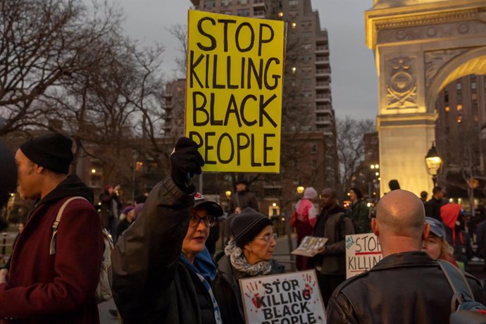 Archivo - January 28, 2023, New York, New York, United States: (NEW) New Yorkers Gather in Washington Square Park for Tyre Nichols Rally. January 28, 2023, New York, New York, USA: Protestors holding signs and calling to abolish the police gather at Was