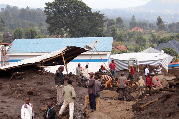 Archivo - Foto de archivo de inundación en le distrito de Kisoro, Uganda, en enero de 2020