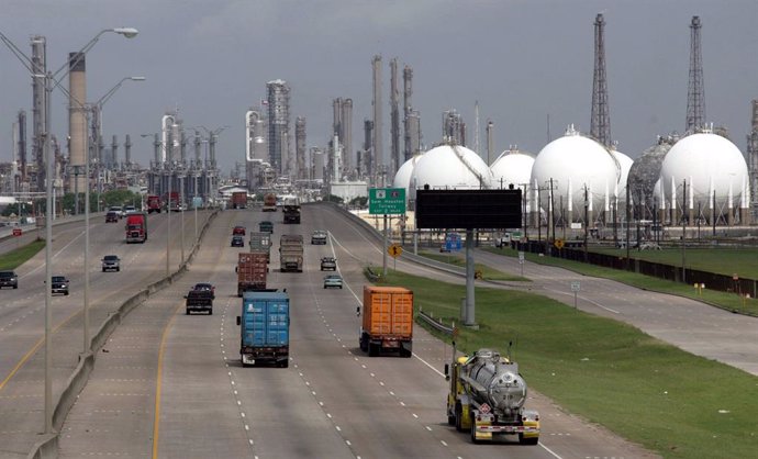 Archivo - June 11, 2004 - U.S. - EMBARGOED FOR USE UNTIL JULY 18, 2004 AND LATER) KRT US NEWS STORY SLUGGED: ENV-REFINERIES-POLLUTION KRT PHOTO BY RODGER MALLISON/FORT WORTH STAR-TELEGRAM (DALLAS OUT) (July 17) A Shell refinery, shown in June 2004, sits b