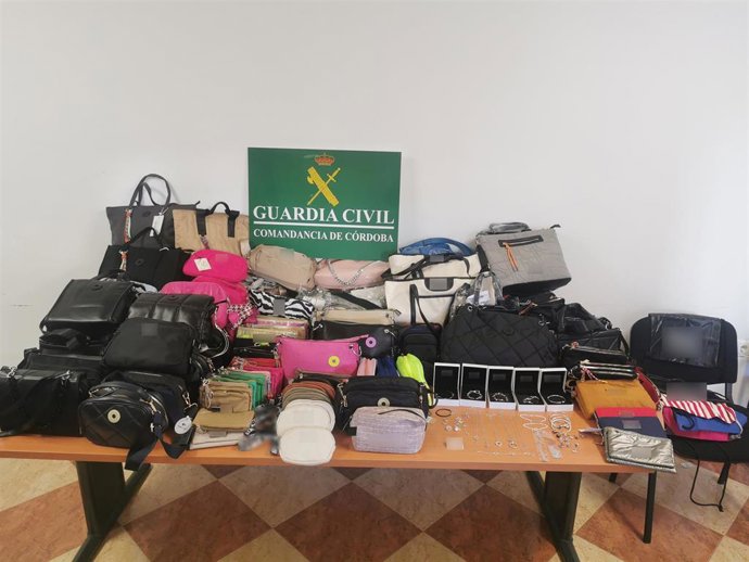 Archivo - Artículos intervenidos por la Guardia Civil en un mercadillo de Peñarroya-Pueblonuevo (Córdoba).
