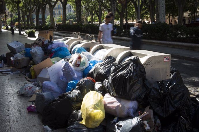 Un munt d'escombraries, a 3 de maig del 2023, a Figueres, Girona, Catalunya. Coincidint amb la festa major, la ciutat de Figueres s'enfronta a una alerta per insalubritat per la vaga indefinida dels serveis de recollida d'escombraries