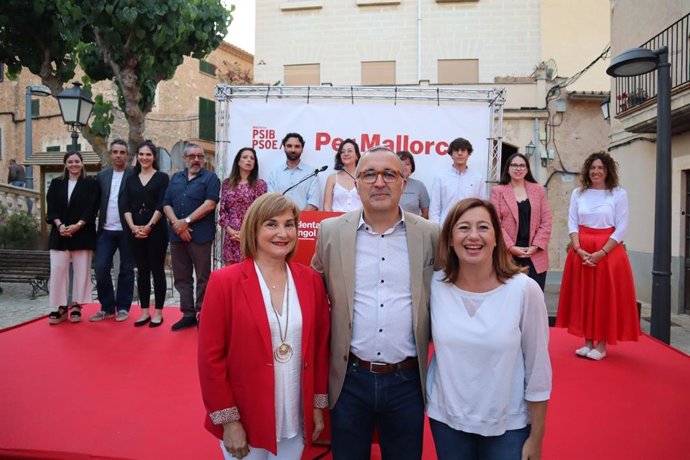 La secretaria general del PSIB-PSOE, presidenta del Govern y candidata a la reelección, Francina Armengol, apoya a la candidatura socialista al municipio de Santa Eugnia, encabezada por Pep Lluis Urraca