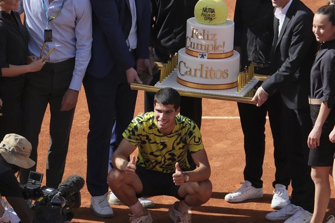 Carlos Alcaraz celebra su 20 cumpleaños tras ganar a Borna Coric en las semifinales del Mutua Madrid Open