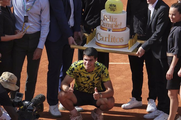 05 May 2023, Spain, Madrid: Spanish tennis player Carlos Alcaraz celebrates with a cake for his 20th birthday after defeating Croatian Borna Coric during their men's singles semi final match at the Madrid Open tennis tournament. Photo: Atilano Garcia/SO