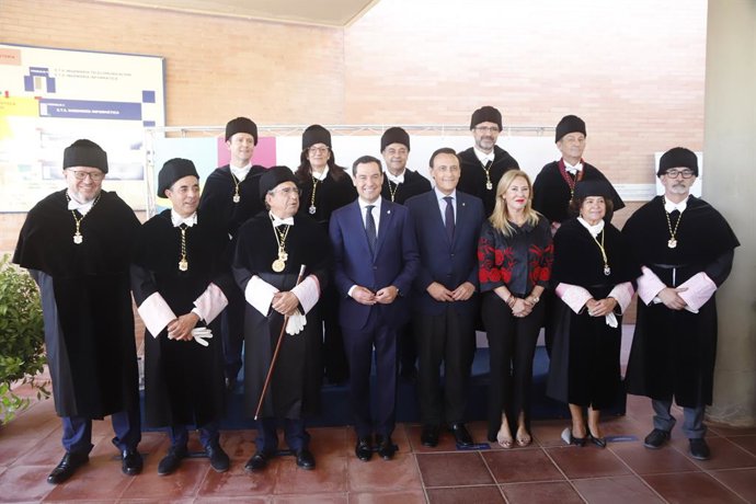 Archivo - El presidente de la Junta de Andalucía, Juanma Moreno, (4i) preside la foto de familia con los Rectores de las Universidades de Andalucía y la consejera de Economía y Hacienda de la Junta de Andalucía, Carolina España, (3d) y el consejero de U