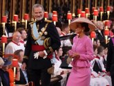 Foto: La Reina Letizia combate la lluvia con un estilismo rosa de Carolina Herrera en la coronación del Rey Carlos III