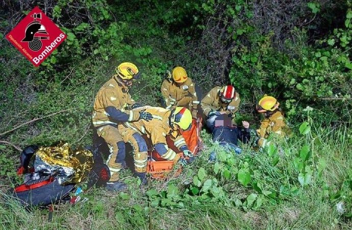 Herido un motorista tras caer por un terraplén y quedar atrapado entre matorrales en Xbia (Alicante)
