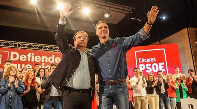 Guillermo Fernández Vara y Pedro Sánchez en un acto del PSOE en Cáceres