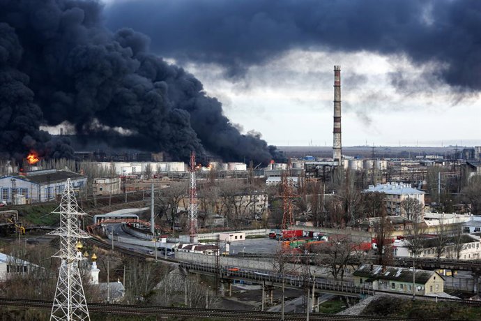 Archivo - April 3, 2022, Odessa, Ukraine: Clouds of the smoke seen from a fire caused when Russian missiles hit an oil storage facility. Russia's war against Ukraine.Oil depot fire caused by Russian missiles 03 April 2022.