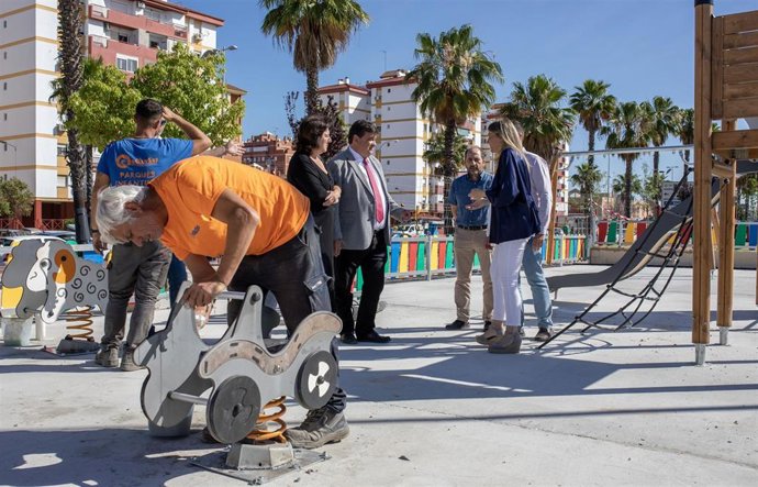 El alcalde de Huelva, Gabriel Cruz, visita las obras del nuevo parque infantil de la avenida Nuevo Colombino. 