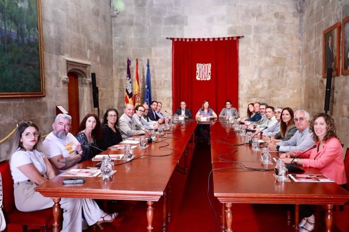 Govern, sindicatos --CCOO, UGT y USO-- y patronales --Afedeco, Pimeco, Ascome, Pime Menorca y Pimef-- firman el Acuerdo tripartito para la calidad de la ocupación en el Comercio