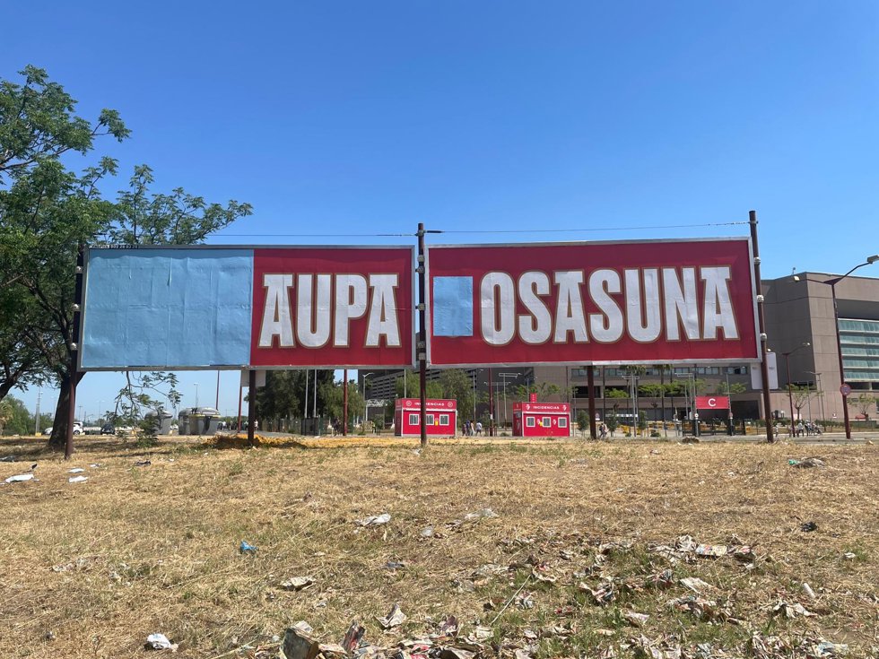 Valla donde se encontraba el cartel publicitario de Eh Bildu, ya tapado 