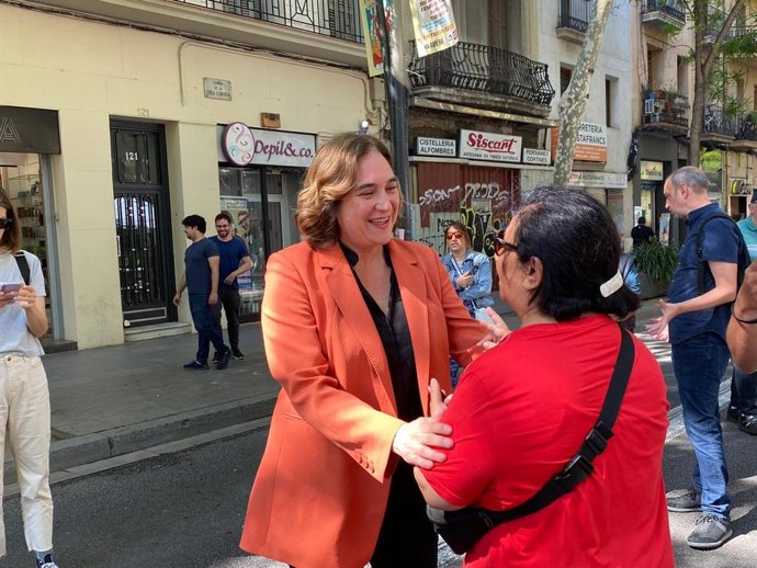 La alcaldesa de Barcelona y candidata a la reeleción de BComú, Ada Colau, este sábado en el distrito barcelonés de Sants