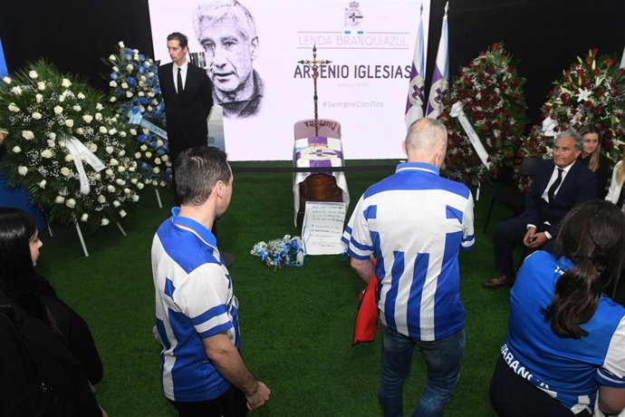 Varios deportivistas en la capilla ardiente de Arsenio Iglesias en el estadio de Riazor