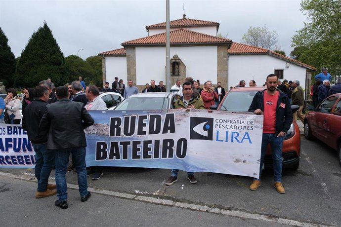 Manifestantes durante la concentración en Defensa do Sector Percebeiro de Galicia e Contra as chapuzas políticas ao sector do mar, ante la sede de la Xunta , a 14 de abril de 2023, en Santiago de Compostela.