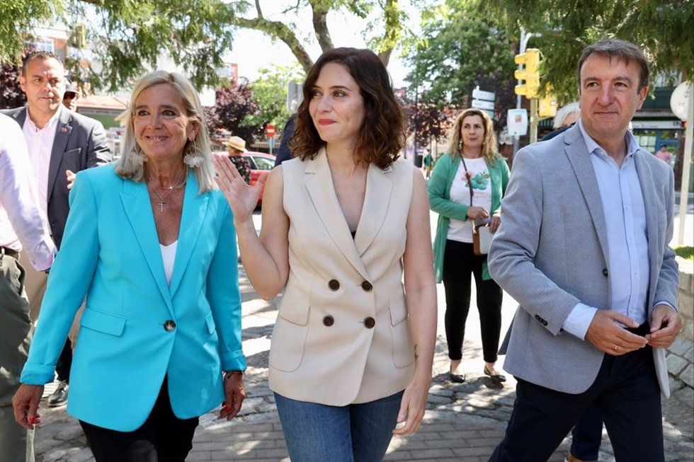 La candidata del PP a la reelección a la Presidencia de la Comunidad de Madrid, Isabel Díaz Ayuso, junto con la candidata a la Alcaldía de Collado Villalba, Mariola Vargas