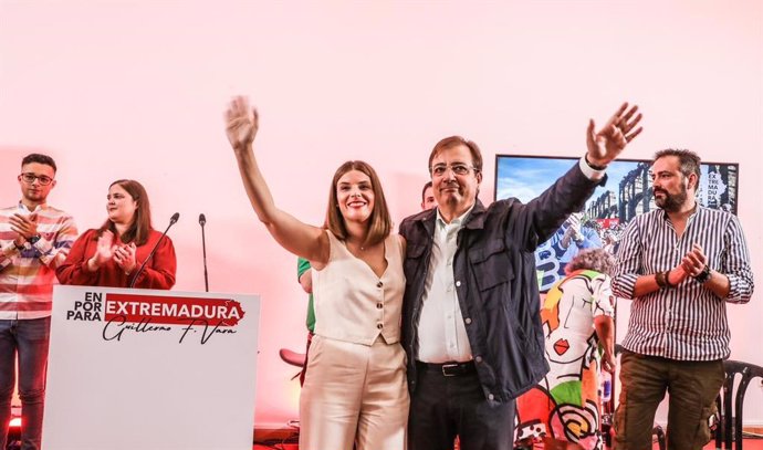 Fernández Vara y la candidata socialista a la Alcaldía de Talavera la Real, Cristina Núñez