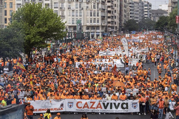 Centenares de personas durante una manifestación convocada por la Federación de Caza de la Comunidad Valenciana, a 6 de mayo de 2023, en Valncia