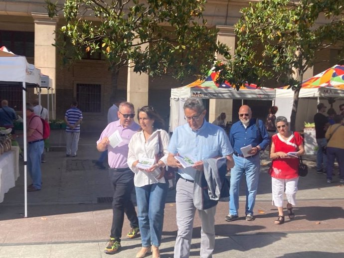 Miembros de VOX en su visita al Mercadillo Agroecológico de la plaza del Pilar.